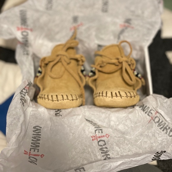 Minnetonka suede infant shoes - Picture 2 of 7